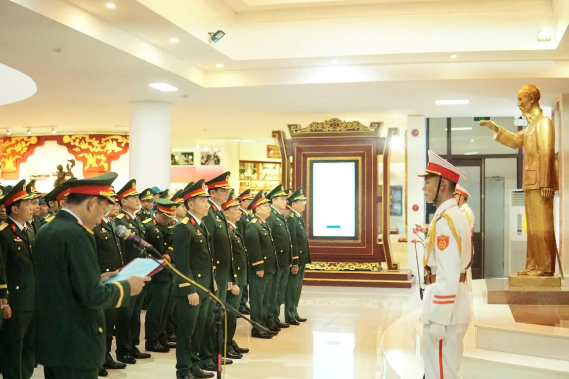 Bộ Chỉ huy Quân sự thành phố Huế tổ chức Lễ dâng hoa, báo công lên Chủ tịch Hồ Chí Minh