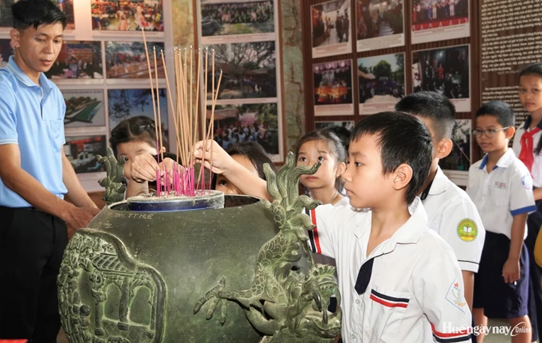 Theo dấu chân Bác - Bồi đắp tình yêu quê hương