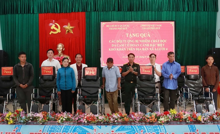 Tặng quà các đối tượng bị nhiễm chất độc da cam ở xã A Lưới 4