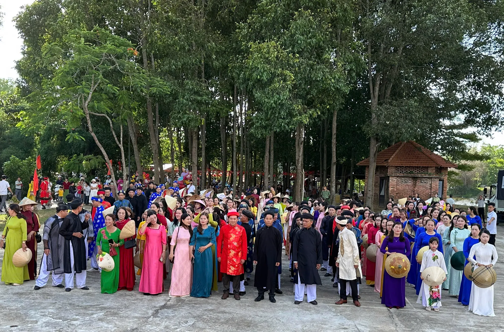Lễ hội Áo dài truyền thống “Hương xưa làng cổ” khép lại chuỗi sự kiện Tuần lễ Áo dài Huế 2026