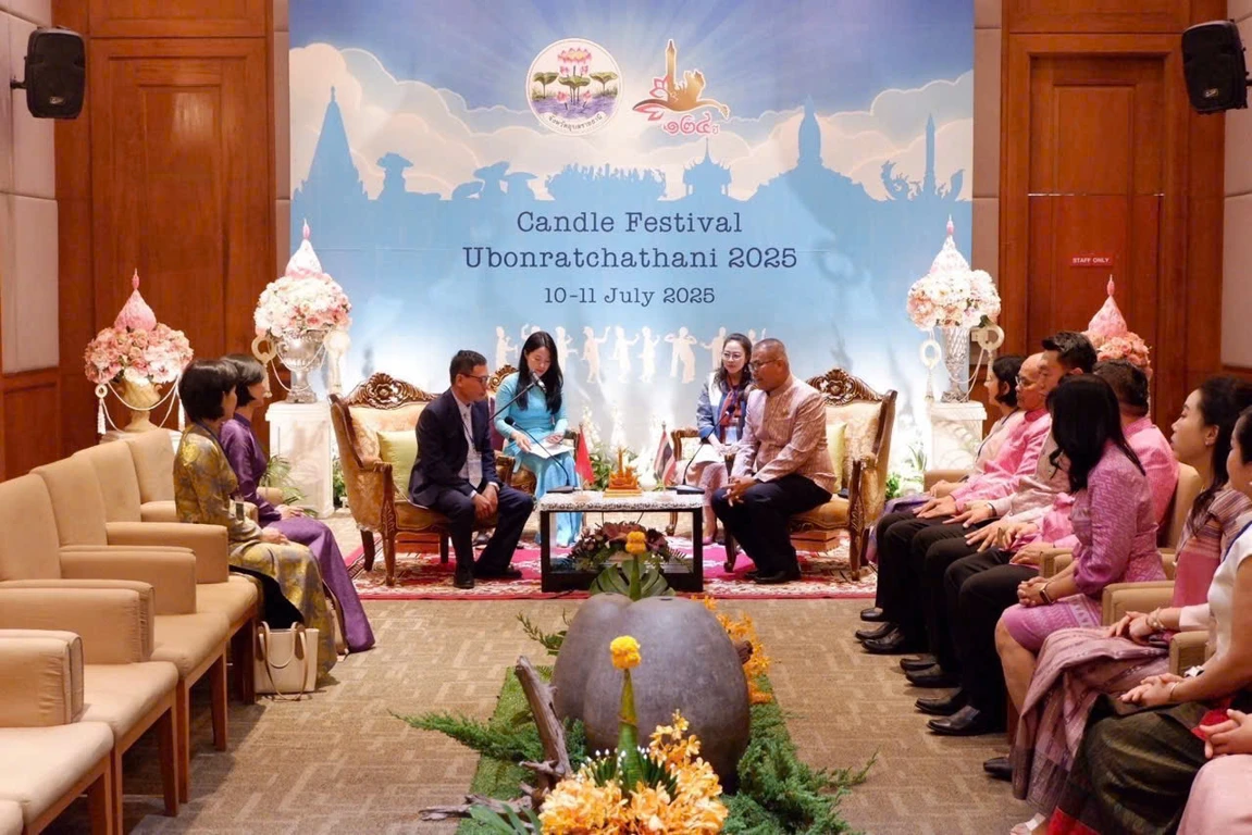 Đoàn công tác thành phố Huế thăm và làm việc xã giao với lãnh đạo tỉnh Ubon Ratchathani trong khuôn khổ Lễ hội rước nến truyền thống tỉnh Ubon Ratchathani (Thái Lan) năm 2025