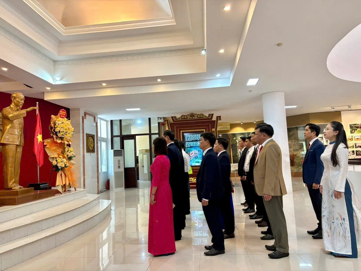 Đoàn đại biểu Đại hội đại biểu Hội Nông dân thành phố Huế lần thứ XI, nhiệm kỳ 2025-2030 tổ chức lễ dâng hoa và báo công tại Bảo tàng Hồ Chí Minh thành phố Huế