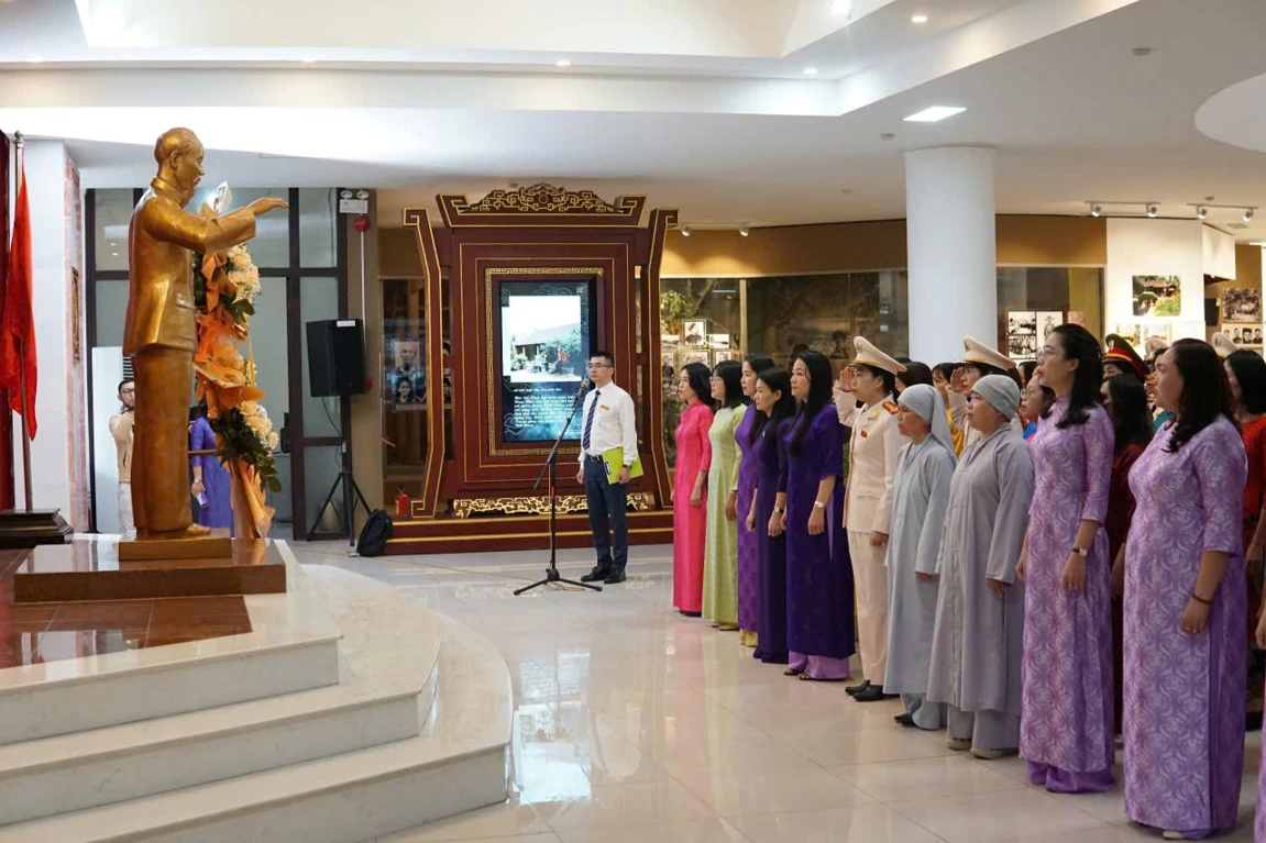 Đoàn đại biểu Đại hội đại biểu Phụ nữ thành phố Huế lần thứ XVII, nhiệm kỳ 2025-2030 tổ chức lễ dâng hoa và báo công tại Bảo tàng Hồ Chí Minh thành phố Huế
