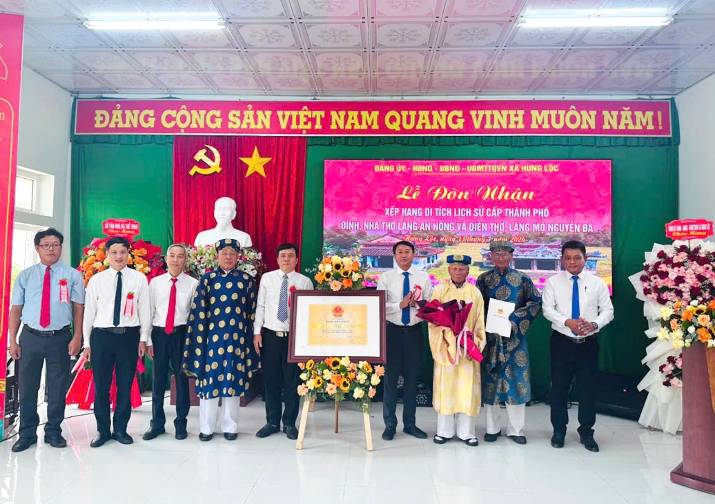 ĐÓN NHẬN BẰNG XẾP HẠNG DI TÍCH LỊCH SỬ CẤP THÀNH PHỐ ĐỐI VỚI ĐÌNH, NHÀ THỜ LÀNG AN NÔNG VÀ ĐIỆN THỜ, LĂNG MỘ NGUYỄN ĐÀ