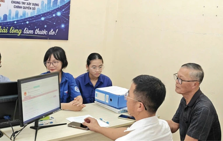 Nhà văn hóa số ở Thuận An: Đưa dịch vụ công đến gần dân