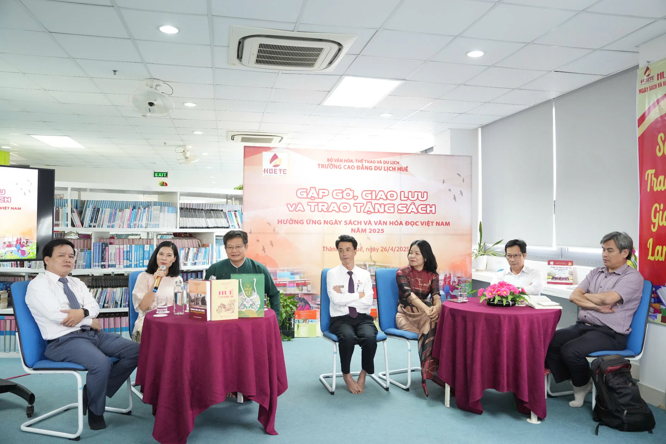 Giao lưu và tặng sách nhân Ngày Sách và Văn hóa đọc Việt Nam tại Thư viện Trường Cao đẳng Du lịch Huế