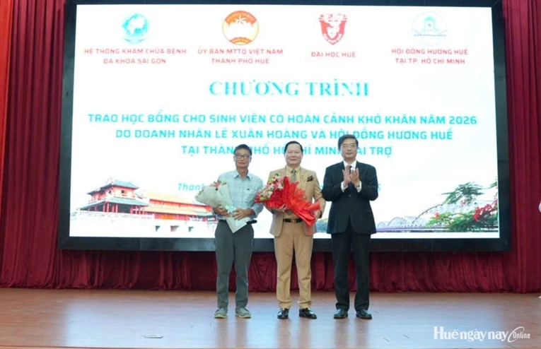 Trao 225 suất học bổng cho sinh viên có hoàn cảnh khó khăn