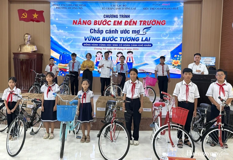 Tiếp sức cho 120 học sinh vượt khó tại phường Dương Nỗ