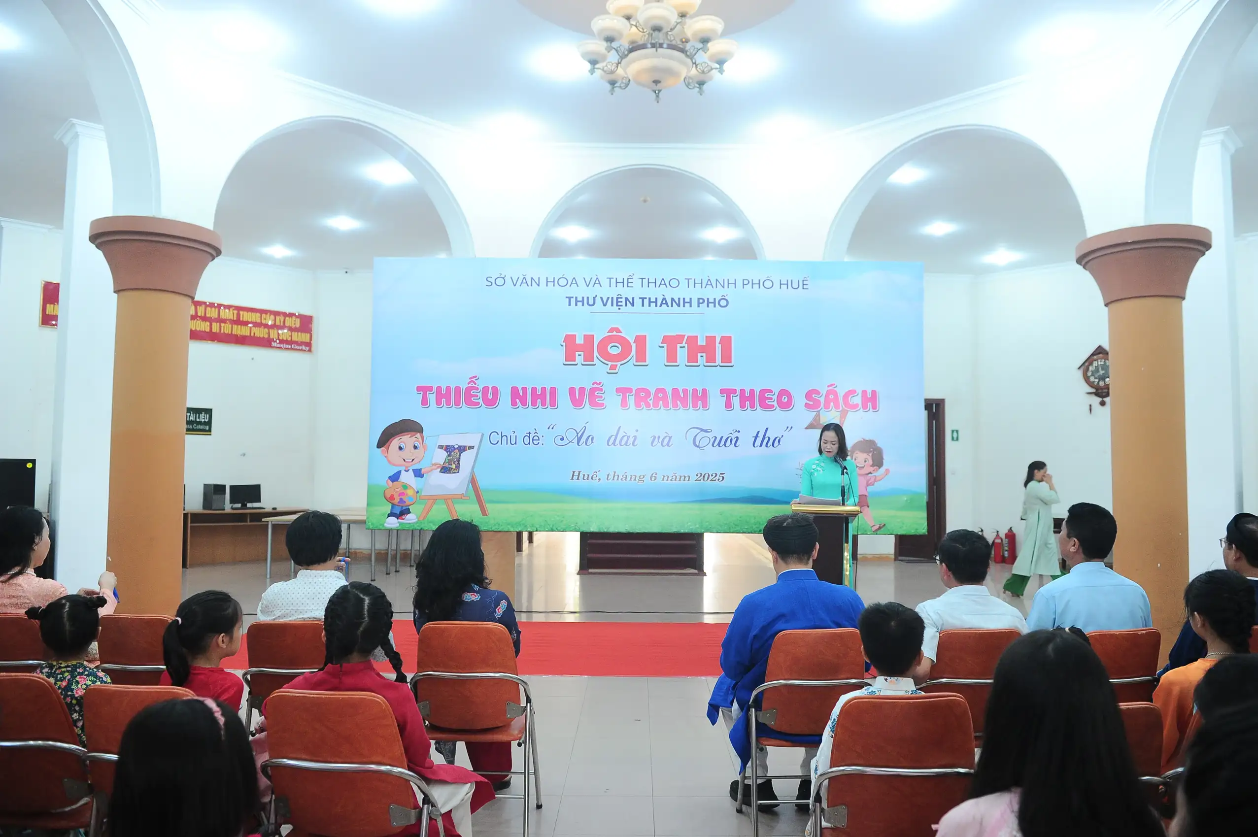 Khai mạc Hội thi Thiếu nhi vẽ tranh theo sách năm 2025 với chủ đề “Áo dài và Tuổi thơ”