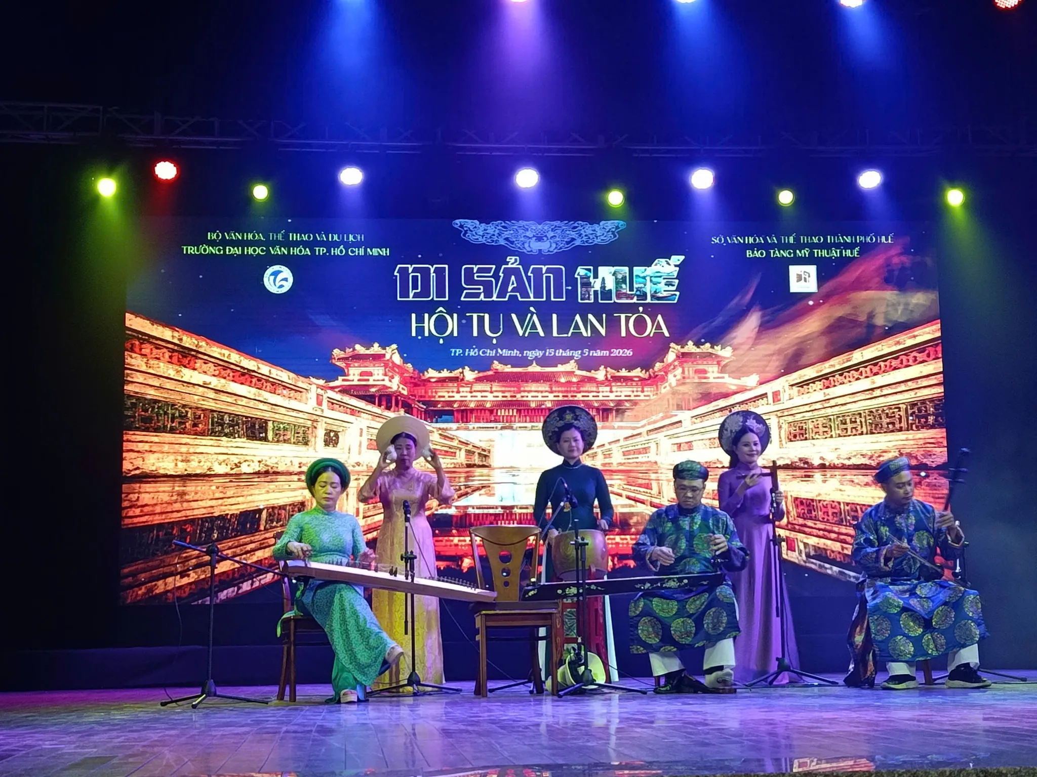 Khai mạc triển lãm với chủ đề “Di sản Huế - Hội tụ và lan tỏa”