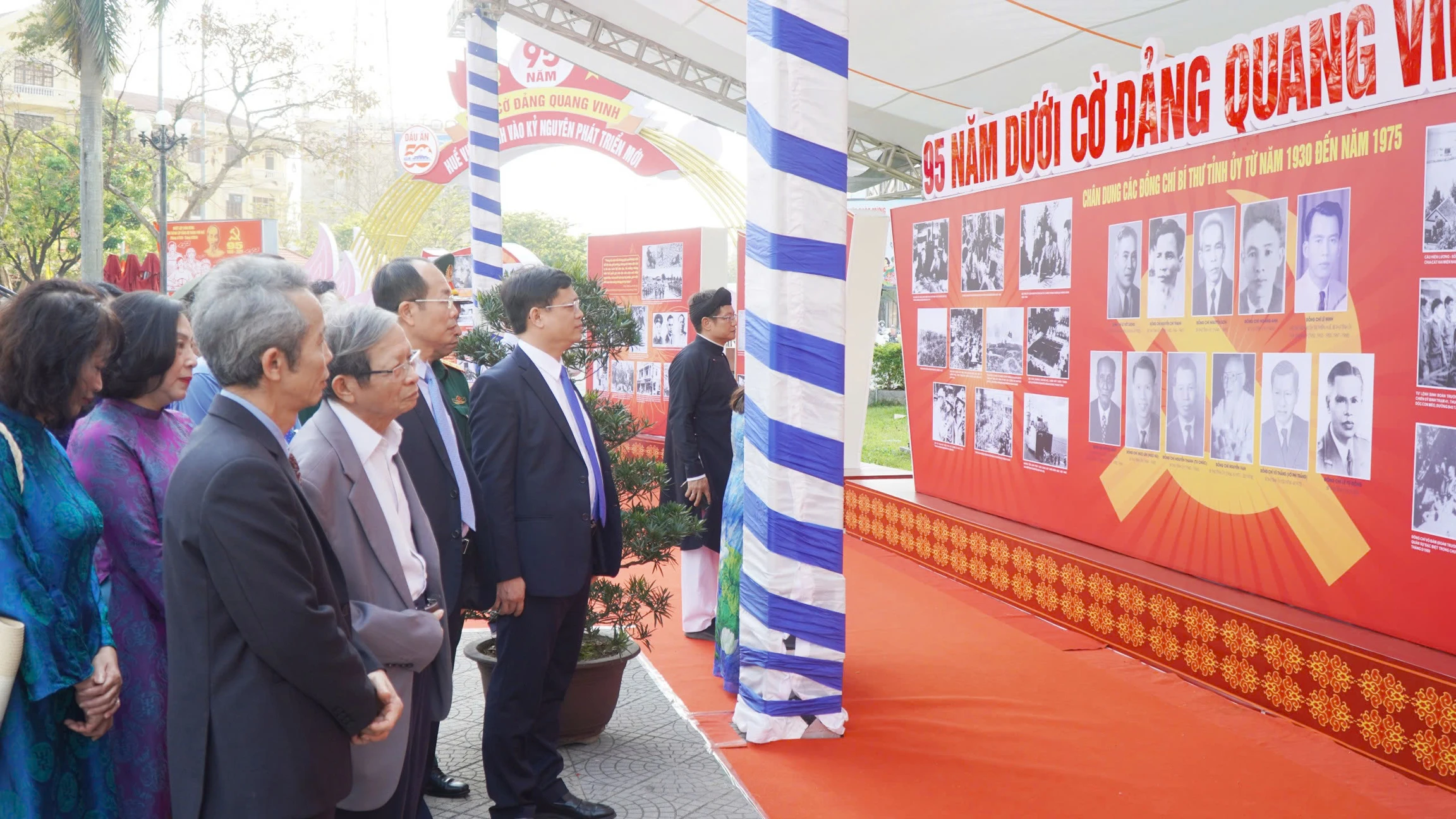 Khai mạc trưng bày chuyên đề “95 năm dưới cờ Đảng quang vinh” và “Dấu ấn 50 năm - Huế vươn mình vào kỷ nguyên phát triển mới”