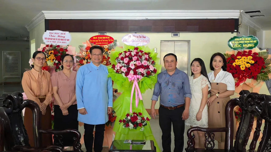 Lãnh đạo Sở Văn hóa và Thể thao thành phố Huế thăm, chúc mừng các cơ quan báo chí nhân kỷ niệm 100 năm Ngày Báo chí Cách mạng Việt Nam