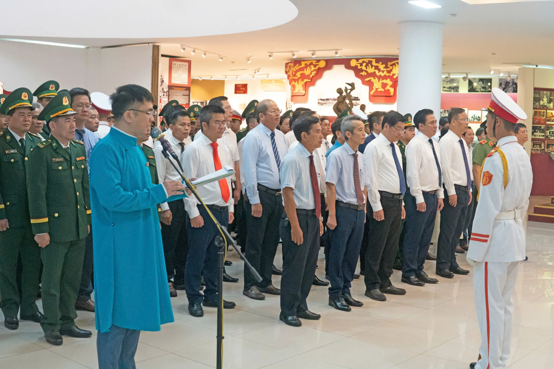 Lễ dâng hoa chào mừng kỷ niệm 136 năm ngày sinh của Chủ tịch Hồ Chí Minh
