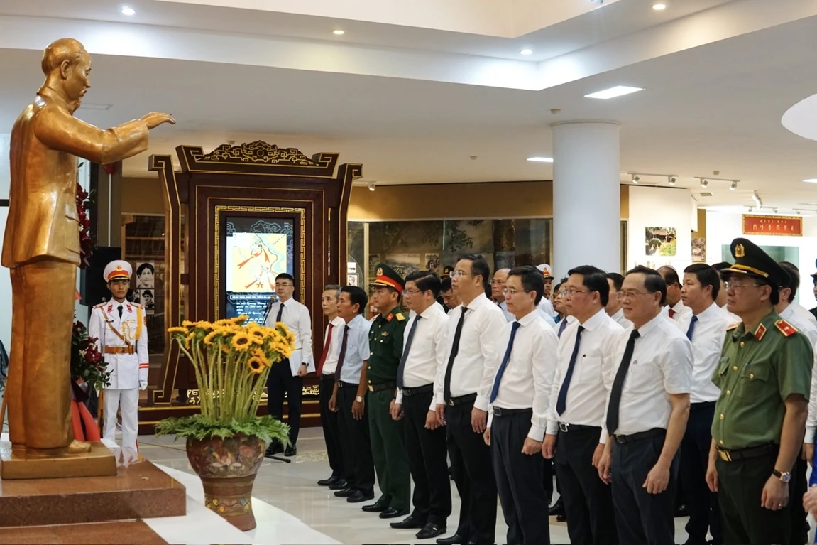 Lễ dâng hoa lên Chủ tịch Hồ Chí Minh và Khai mạc triển lãm chuyên đề “Chủ tịch Hồ Chí Minh với những mốc lịch sử năm 1946”