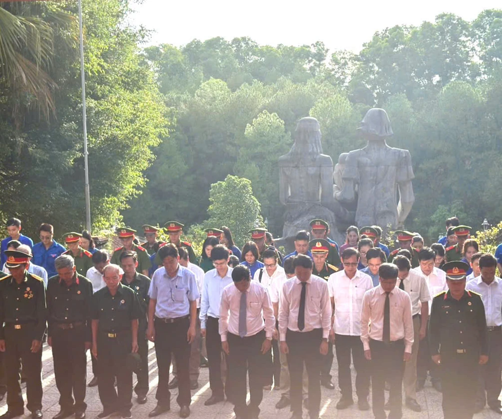 Lễ dâng hương, dâng hoa và triển lãm chuyên đề “Ký ức thời hoa lửa” kỷ niệm 79 năm ngày Thương binh - Liệt sĩ (27/7/1947-27/7/2026)