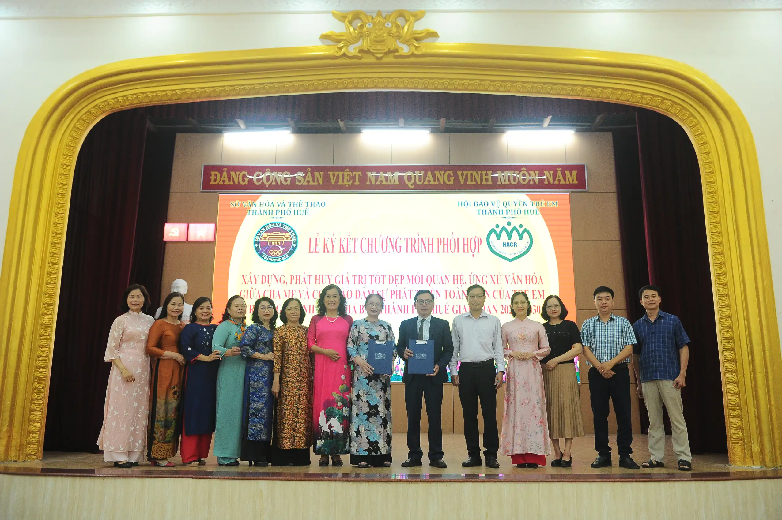 Lễ ký kết Chương trình phối hợp trong xây dựng, pháthuy giá trị tốt đẹp mối quan hệ, ứng xử văn hóa giữa cha mẹ và con, bảo đảm sự phát triển toàn diện của trẻ em trong gia đình trên địa bàn thành phố Huế giai đoạn 2025 - 2030