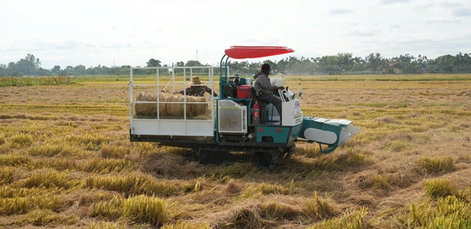 Đan Điền hỗ trợ người dân hơn 1,4 tỷ đồng mua máy cuộn rơm