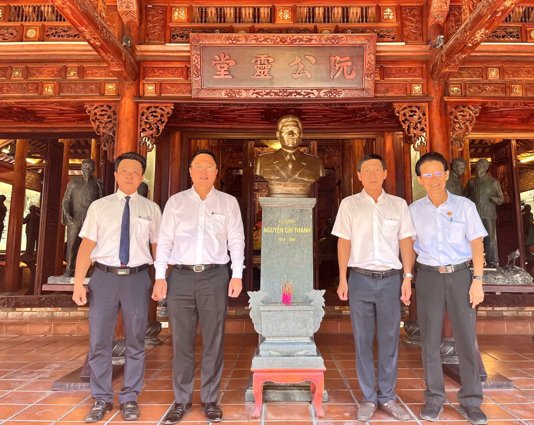 Phó Bí thư Thành ủy, Chủ tịch UBND thành phố Huế Lê Trí Thanh đến thăm và dâng hương tại Bảo tàng Đại tướng Nguyễn Chí Thanh