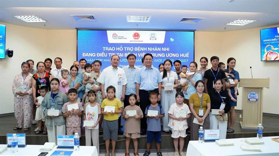 Quỹ Mái ấm Hạnh phúc trao 349 phần quà cho bệnh nhi tại Bệnh viện Trung ương Huế