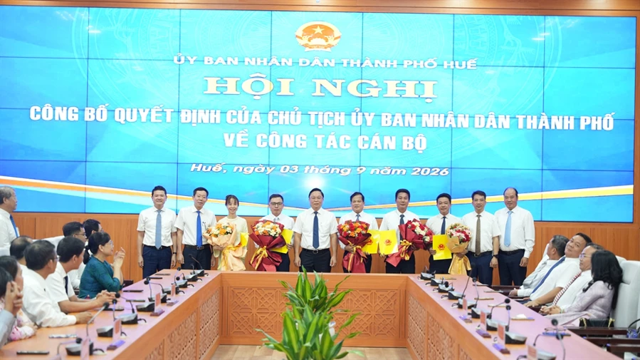 UBND thành phố Huế công bố các quyết định về công tác cán bộ